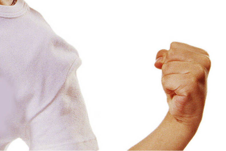 黄女不满女儿疑似被同学姊妹排挤霸凌，竟传送恐吓讯息，威胁要「找人处理」。检方认为黄女涉嫌传暴力恐吓讯息给未成年，违反《儿童及少年福利与权益保障法》及《刑法》成年人对少年犯恐吓危害安全罪起诉。示意图。（资料照）