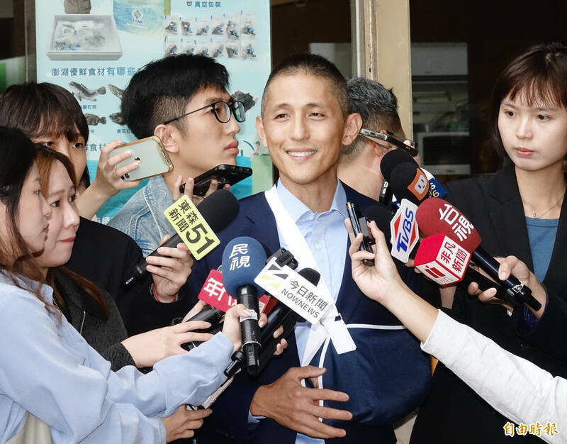 吳怡農主動向民進黨中央黨部遞交台北市長參選意願表。（資料照）