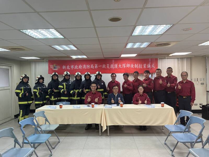 新北市消防局举办「新进消防人员师徒制授业仪式」。（记者吴仁捷翻摄）