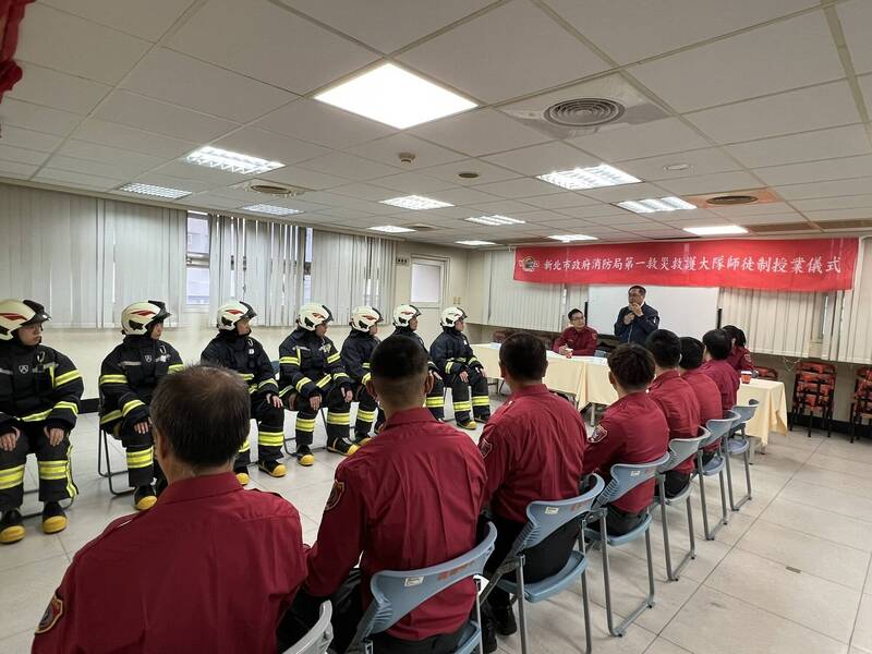 新北市消防局举办「新进消防人员师徒制授业仪式」。（记者吴仁捷翻摄）