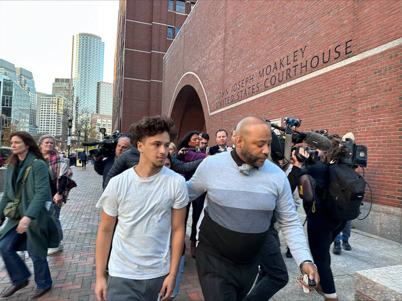 2名麻萨诸塞州男子4日因涉嫌哈佛医学院爆炸案而被捕。图为嫌犯卡多扎（白衣服）离开波士顿联邦法院。（美联社）