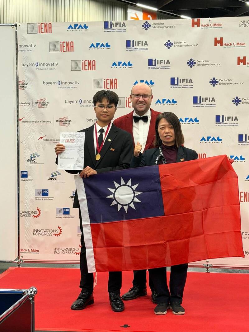 長濱國中學生因自身與家人遭遇，設計出體貼行動不便或患者器材。（縣府提供）