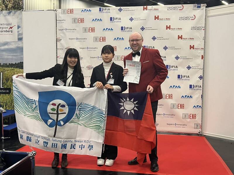 豐田國中學生設計出貼心倒水器。（縣府提供）