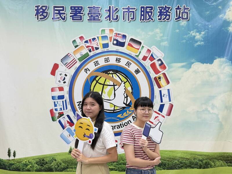 2025年移民特考上榜者孙诗涵（左）与刘琬柔（右）分享心路历程。（记者王冠仁翻摄）