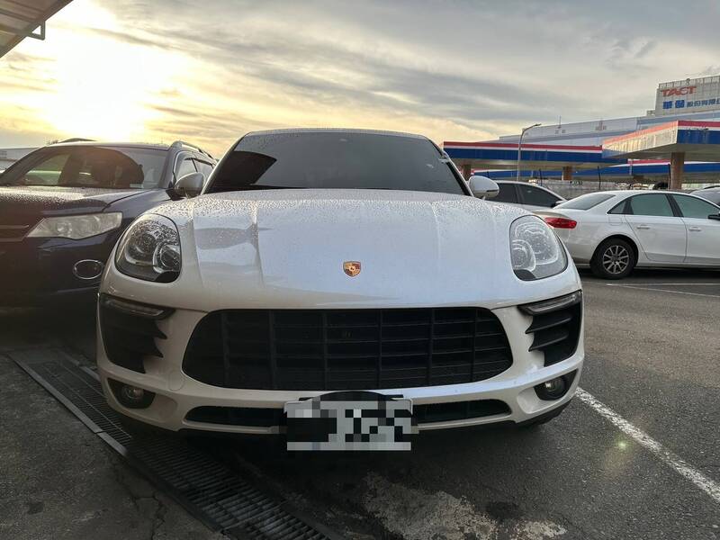 诈骗集团派保时捷接送被害人。（读者提供）