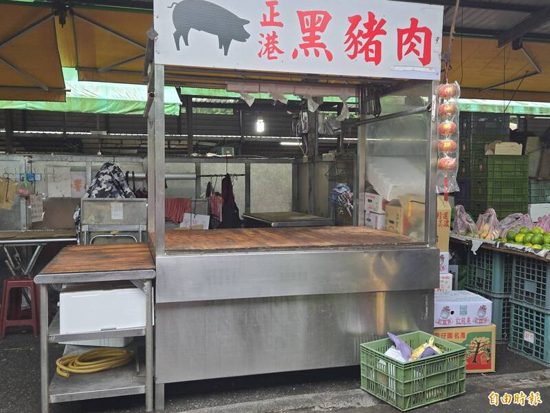 非洲豬瘟中央災害應變中心預計今天討論豬隻禁宰、禁運措施是否解除。圖為豬肉攤商歇業。（記者賴筱桐攝）