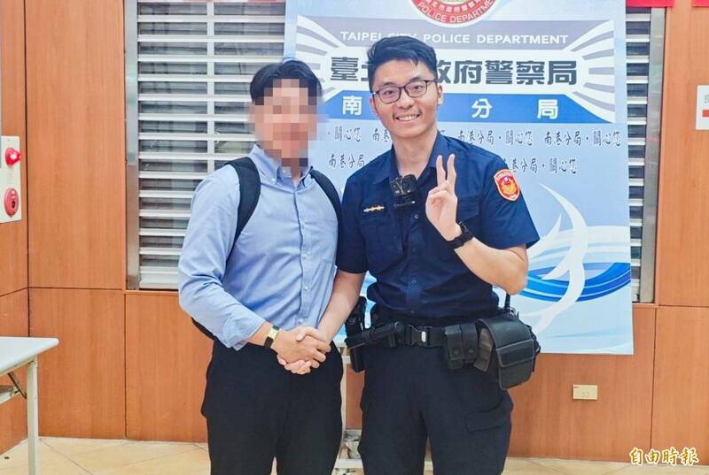 警仅花1小时就迅速调阅监视器锁定车号，成功联系上司机，让宫尾男子的手机失而复得。（记者郑景议摄）