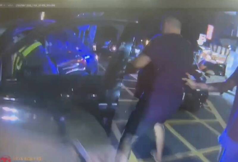 =目無法紀! 偷車撞人肇逃還大膽開上路 車主友人當街攔阻