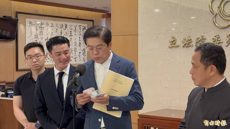 普發1萬今起登記 羅明才再掏千元鈔讚「1人領1萬 快樂常相伴」