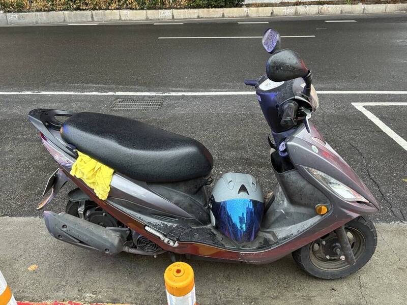 大安警方调阅监视器后发现，卢男的机车右侧疑似因未保持行车安全间隔，碰撞到另一辆同向机车的左侧车身才肇事。（记者郑景议翻摄）