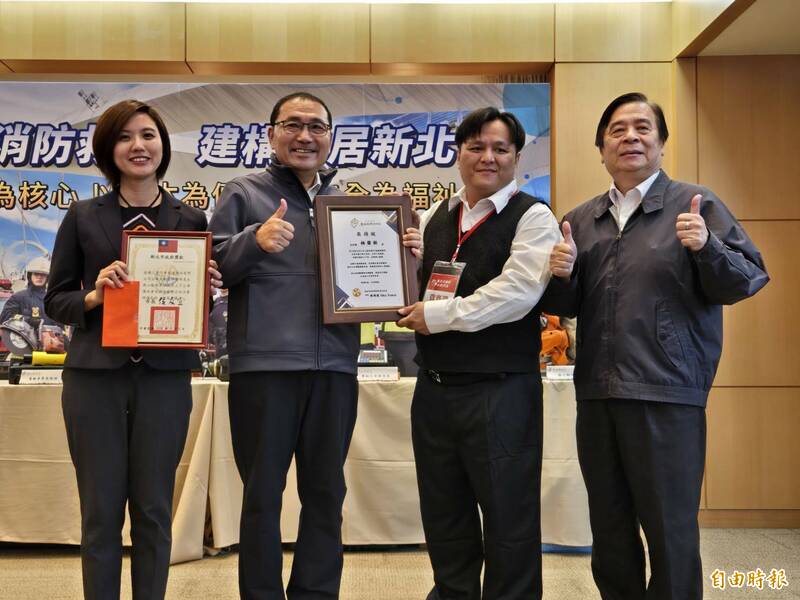 暖心駕駛抱雨中爬行婦人上公車 侯友宜表揚頒獎勵金