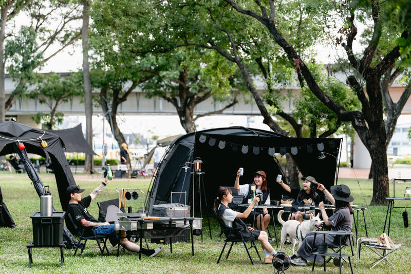 高雄駁二也能露營!只要200元就能吹海風、逛市集