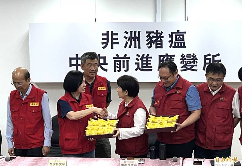台中市長盧秀燕（中）送檸檬餅感謝前線防疫人員，預祝「清零成功」，農業部次長杜文珍（前排左二）呼籲，大家在最後倒數階段繼續配合，共同守護全國豬隻安全！（記者廖耀東攝）