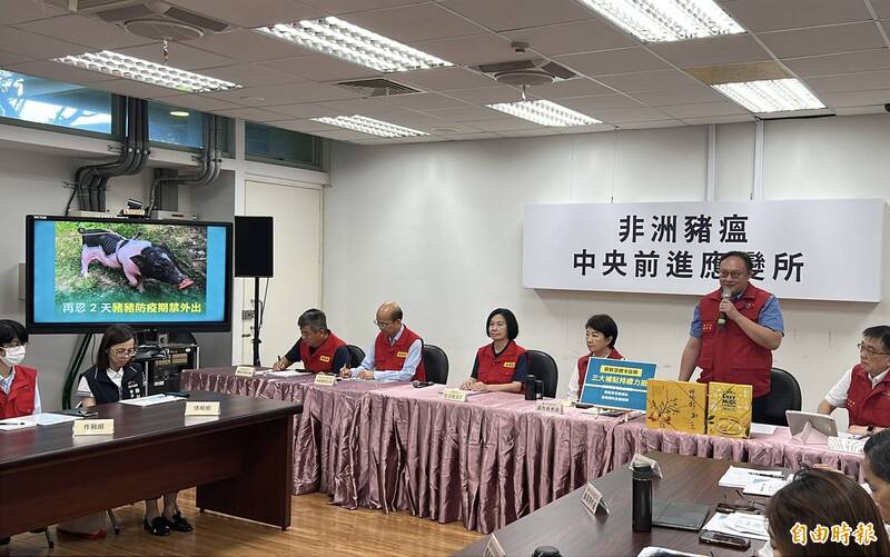 副市長鄭照新提醒「寵物豬再忍二天，禁止外出」，試圖降低抗疫緊蹦氣氛。（記者廖耀東攝）