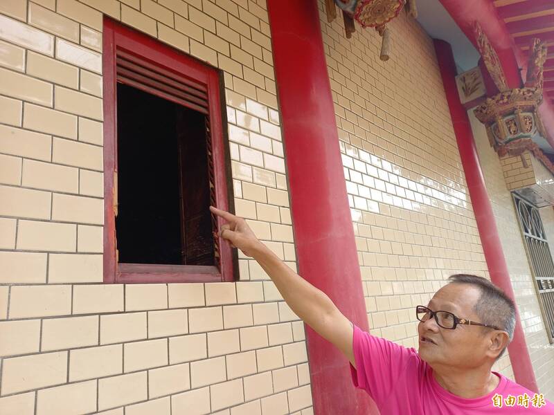 窃贼从3楼后方一处长80公分、宽35公分的木质空气窗被破坏，窃贼疑似从窗口侵入行窃。（记者江志雄摄）