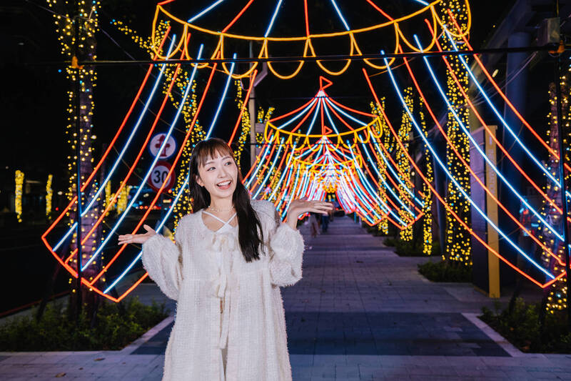 新北歡樂耶誕城11/14開城 市民廣場周邊天橋、人行道變裝奇幻馬戲