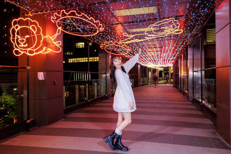 百揚大樓天橋「極限火圈表演」重現馬戲團熱力奔放的獅子穿越火圈瞬間。（新北市觀旅局提供）