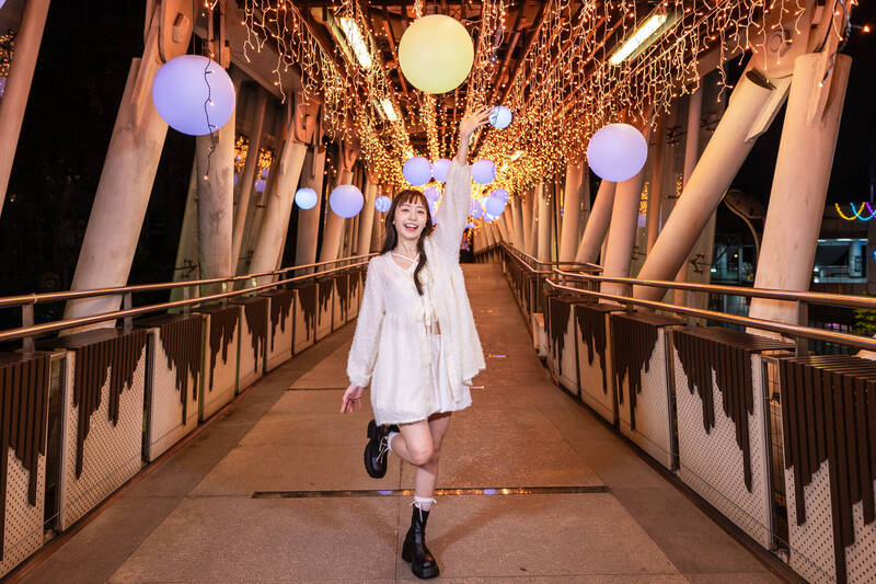 縣民大道天橋「神奇變幻彩球」以「珊瑚橘」為主色，傳遞性別平等的溫柔理念。（新北市觀旅局提供）