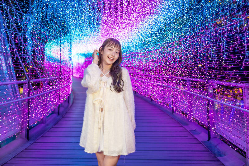 新站路天橋「時光膠囊」透過科技光影，營造延伸感。（新北市觀旅局提供）