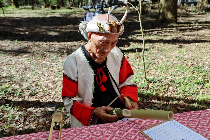 《奧萬大部落楓采・草地野餐音樂會》會有耆老說故事並製作傳統竹製童玩。（林保署南投分署提供）