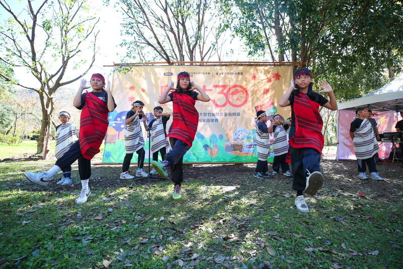 《奧萬大部落楓采・草地野餐音樂會》有部落團體接力歌舞和樂器表演。（林保署南投分署提供）