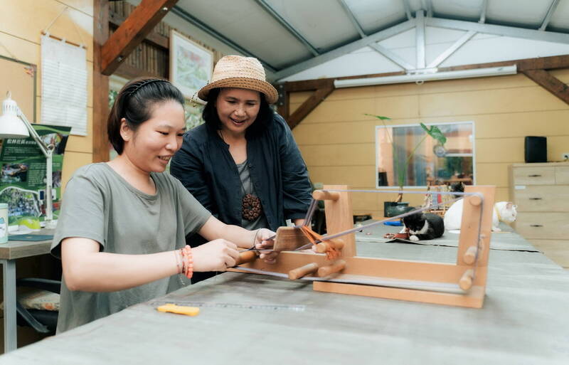 《奧萬大部落楓采・草地野餐音樂會》現場有民織布機的編織體驗。（林保署南投分署提供）