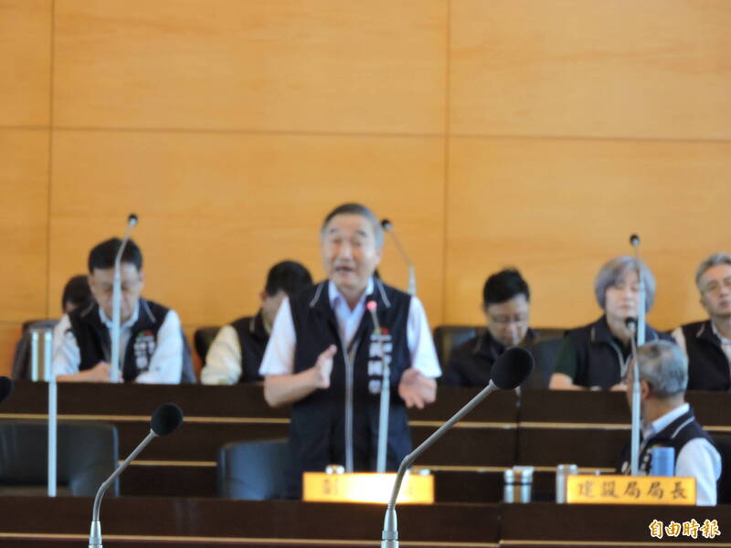 副市長黃國榮表示會邀集相關局處開會。（記者蘇金鳳攝）