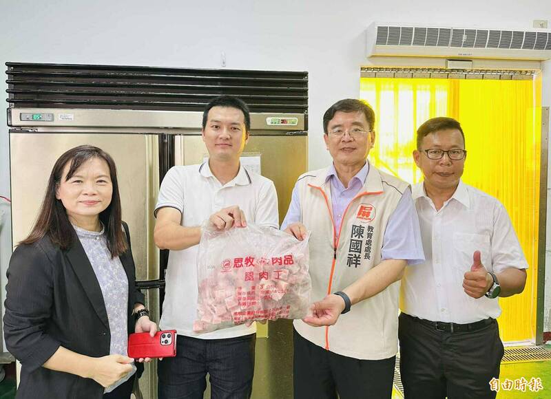 屏縣教育處南下把關偏鄉豬肉。右二陳國祥、左二阮專銘。（記者蔡宗憲攝）