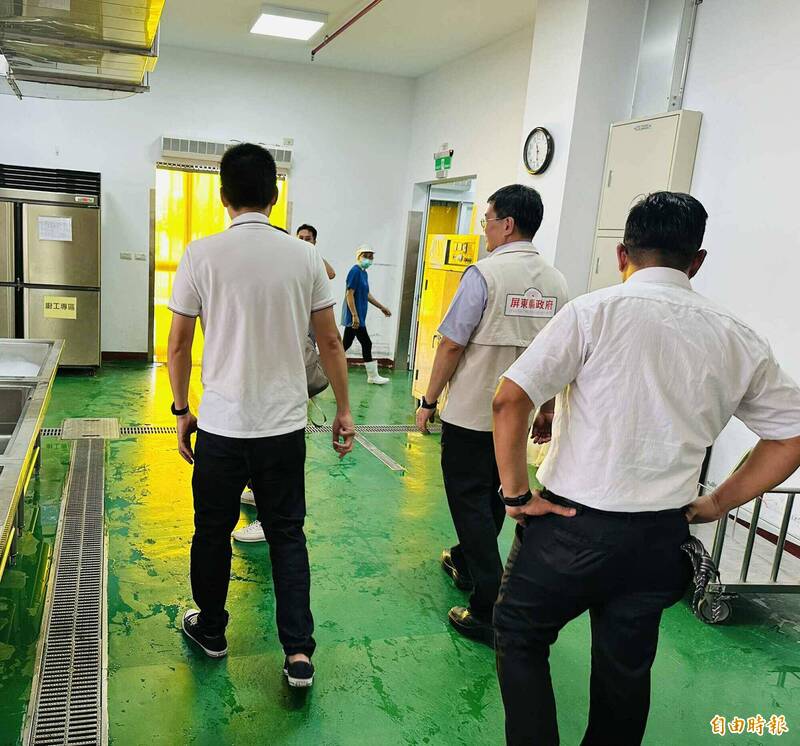 屏縣教育處南下把關偏鄉豬肉。（記者蔡宗憲攝）