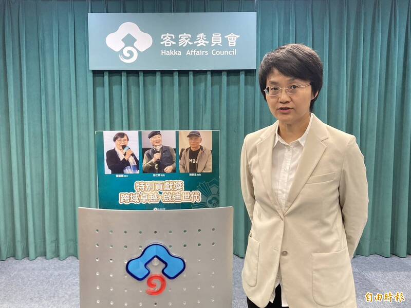 客委會主委古秀妃今公布今年客家貢獻獎得主。（記者楊綿傑攝）