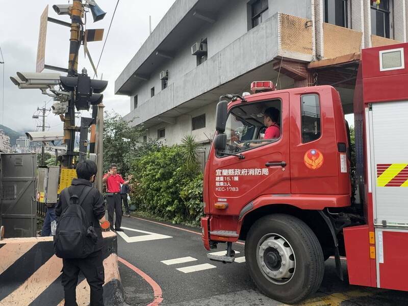 宜蘭礁溪前年曾發生狹小巷弄房屋惡火奪2命憾事，縣議員林聰池為此爭取拓寬窄巷路口，以利消防車進入救災。（圖由縣議員林聰池提供）