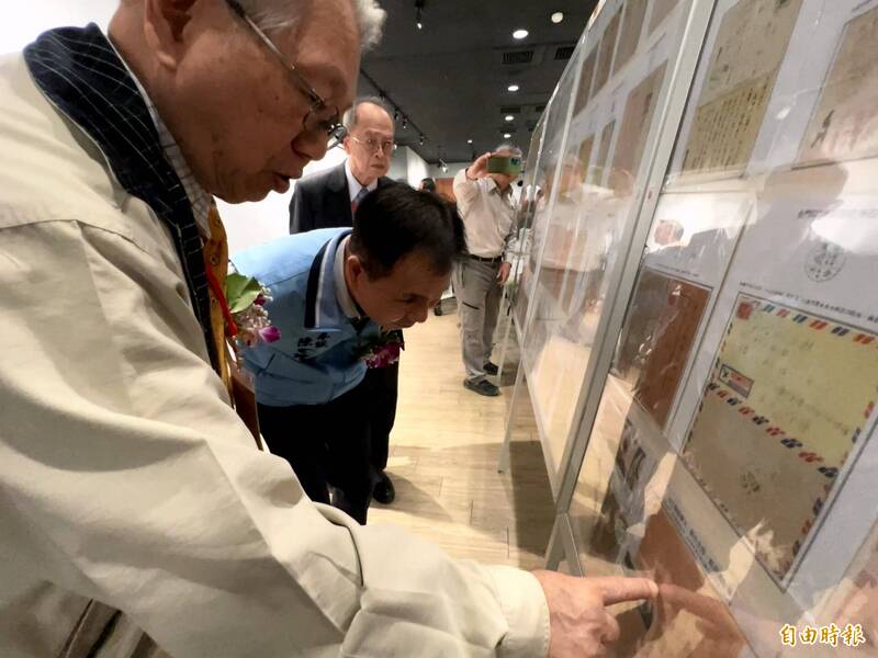 中華集郵團體學術委員會主委何輝慶（左一）向縣府參議陳金增（左二）等人指出，據傳當年隨台生輪沈入料羅灣至少有上百封郵件。（記者吳正庭攝）