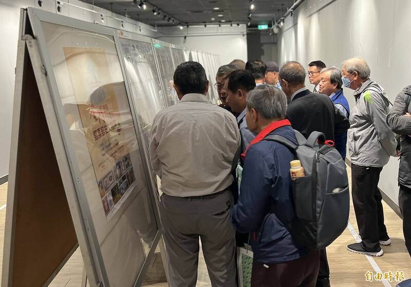 金門建縣一百一十週年郵票郵史文物展，吸引不少資深集郵迷進場。（記者吳正庭攝）