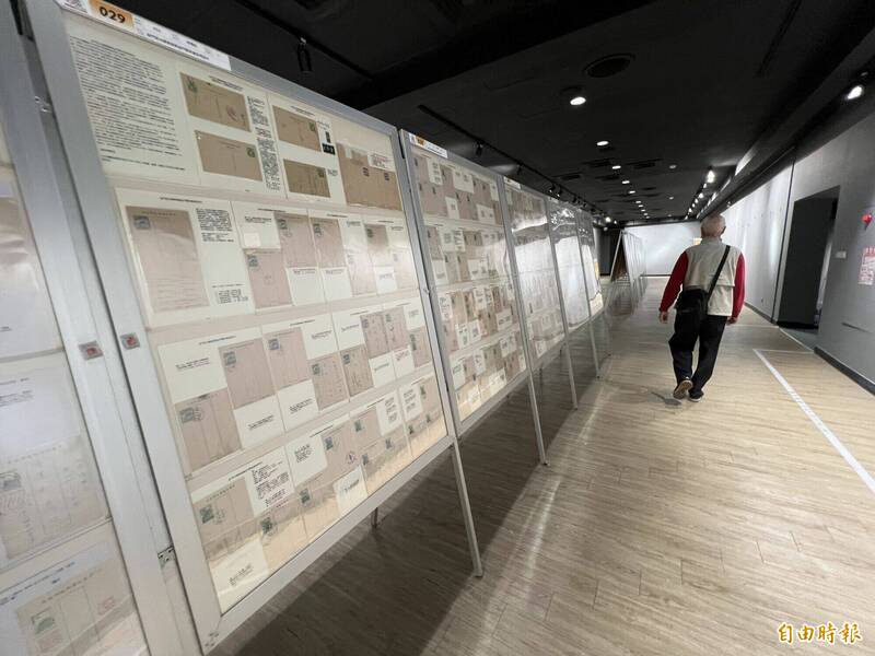 金門郵展其中一個展場，燈光昏暗，視力不佳的人看展較為吃力。（記者吳正庭攝）