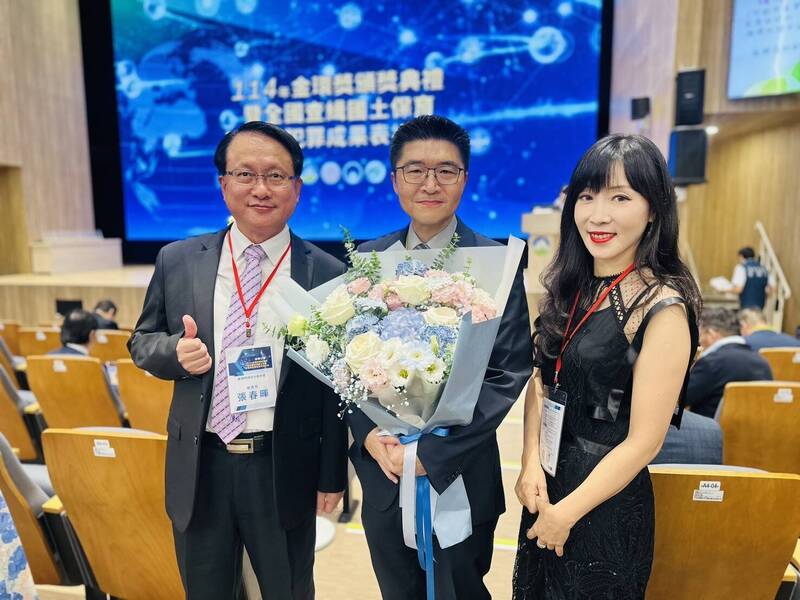 查辦光電開發弊案偵查、環保並重 橋檢檢察官嚴維德獲卓揆表揚