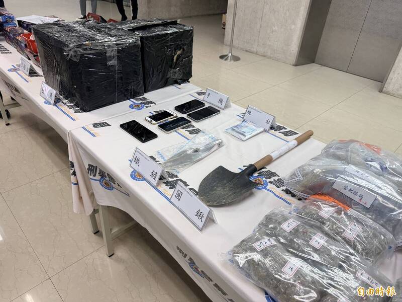 警方查扣泡麵盒、汽車模型玩具盒國際包裹、犯案手機、鐵鏟、圓鍬等贓證物。（記者邱俊福攝）