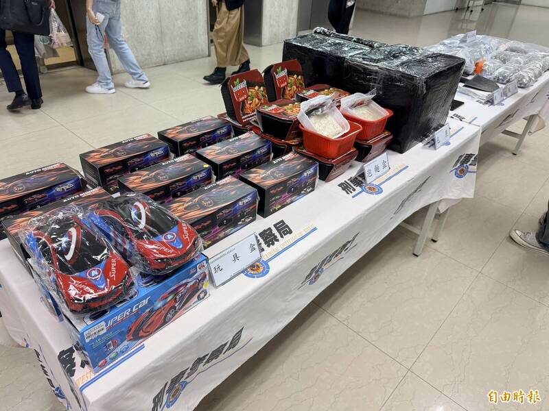 警方查扣泡麵盒、汽車模型玩具盒國際包裹、犯案手機、鐵鏟、圓鍬等贓證物。（記者邱俊福攝）