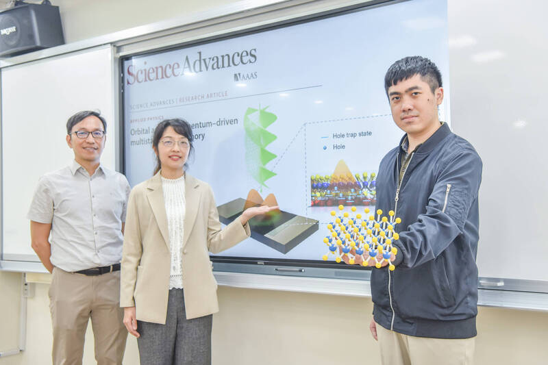 台師大物理系研究團隊成功展示一項以光的軌道角動量為驅動的新型多階光電記憶技術，突破傳統光記憶元件僅能進行二進制操作的侷限，首次證明光的角動量可作為獨立資訊控制變數。（圖由台師大提供）