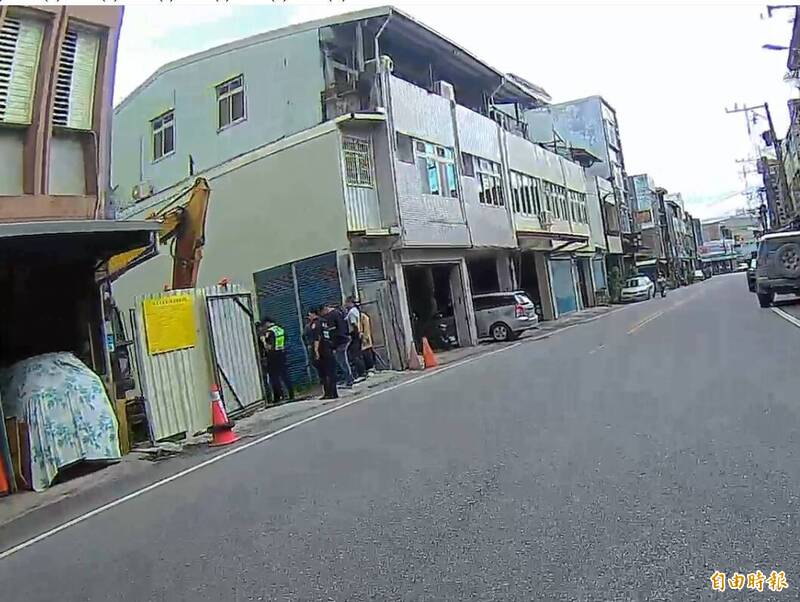 花莲吉安乡仁里五街一处私有地正在进行住宅改建工程，今天工人用怪手挖地基的时候，疑似挖到人类骨骸立刻报警。（记者王锦义摄）