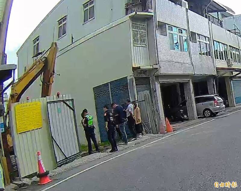 花莲吉安乡仁里五街一处私有地正在进行住宅改建工程，今天工人用怪手挖地基的时候，疑似挖到人类骨骸立刻报警。（记者王锦义摄）