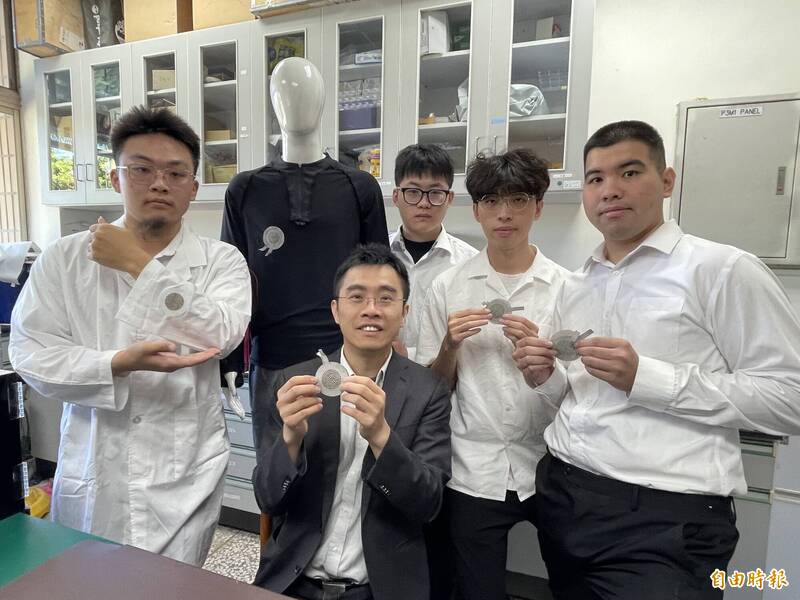 中興大學材料系教授賴盈至（前）團隊利用靜電研發「有聽覺的衣服」。（記者蘇孟娟攝）