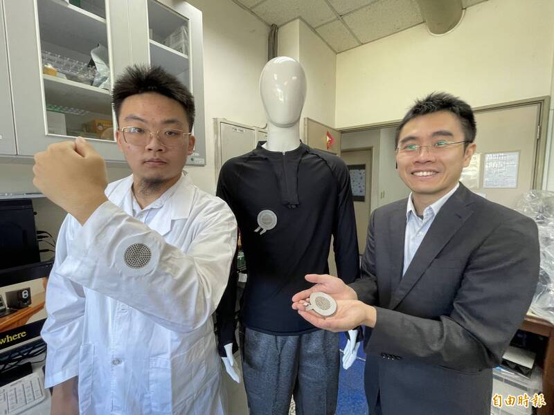 中興大學材料系教授賴盈至（右）團隊利用靜電研發「有聽覺的衣服」。（記者蘇孟娟攝）