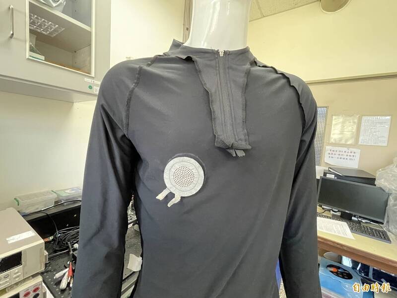 賴盈至團隊利用特殊奈米材料塗層利用衣服上的靜電，研發「有聽覺的衣服」。（記者蘇孟娟攝）