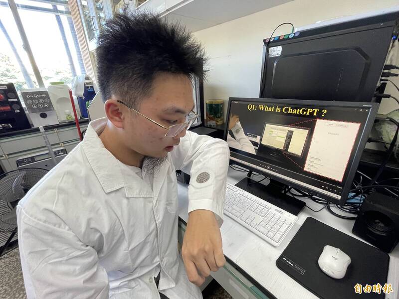 賴盈至團隊利用「有聽覺的衣服」，能與電腦溝通。（記者蘇孟娟攝）