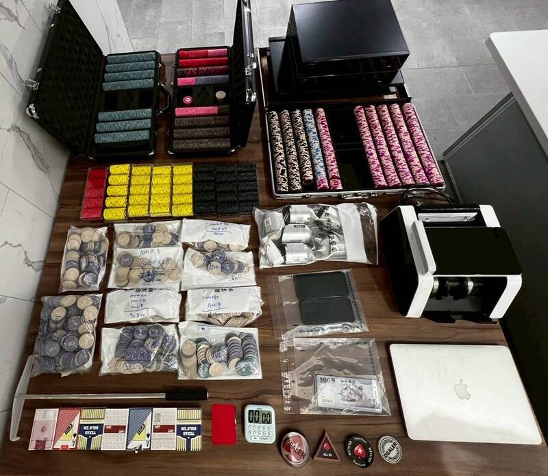 警方查扣现金赌资、筹码、扑克牌、计时器、监视器、点钞机、笔记型电脑等赃证物。（记者邱俊福翻摄）