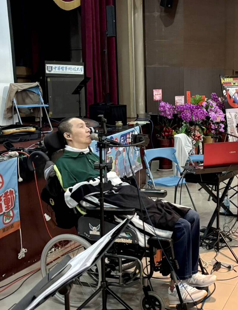 「愛的小飛俠行動」關懷團隊前進校園，生命鬥士李振全分享自身故事，期勉學子勇敢走出逆境。（中華醫事科大提供）