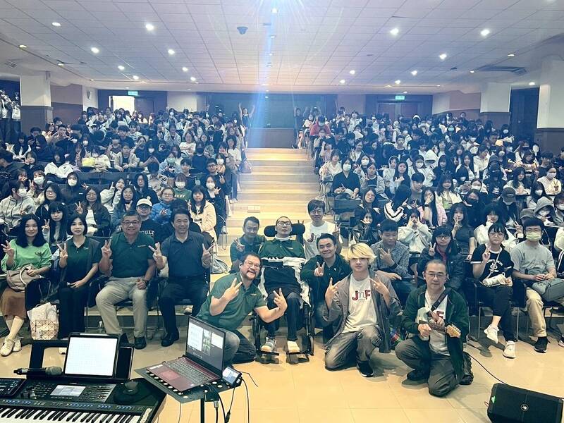 「愛的小飛俠行動」關懷團隊前進校園，成員之一的李振全分享自身的生命故事，期勉學子不要輕言放棄，勇敢走出逆境。（中華醫事科大提供）