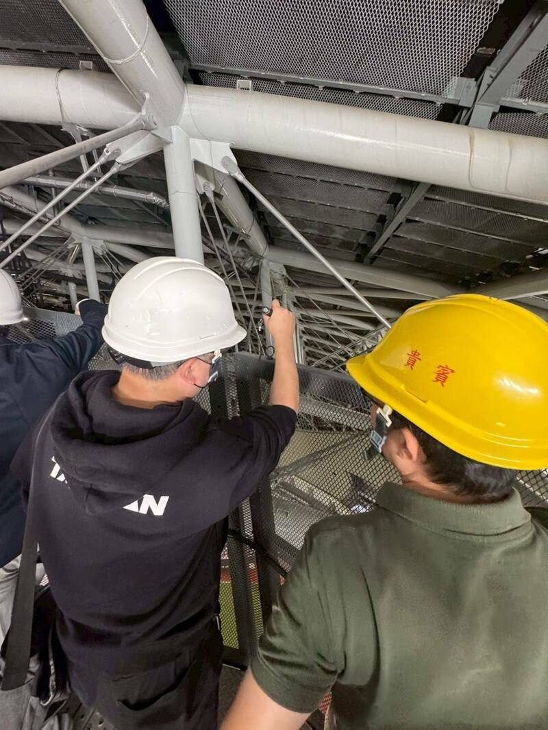 體育局會同北市土木技師公會、遠雄會勘大巨蛋漏水。（台北市體育局提供）