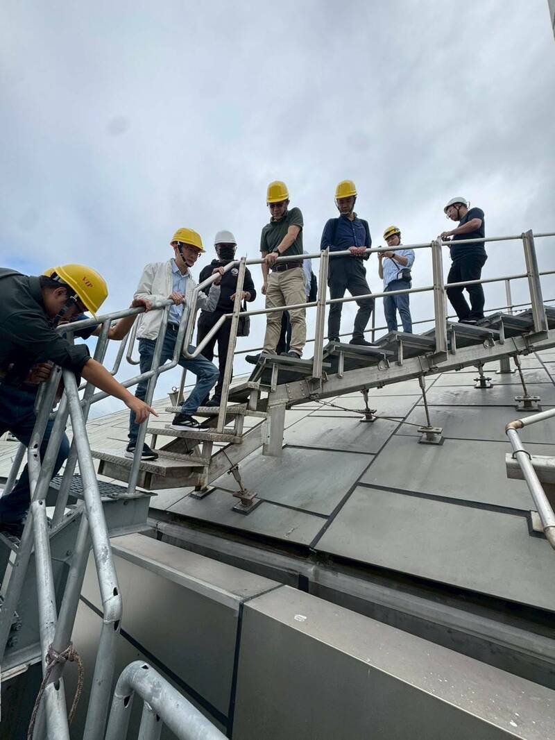 體育局會同北市土木技師公會、遠雄會勘大巨蛋漏水。（台北市體育局提供）