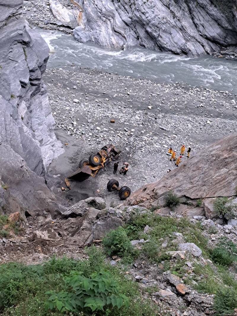 台八线中横公路169.7公里处今天下午3点多发生一起意外，一辆推土机坠落山谷。（民众提供）